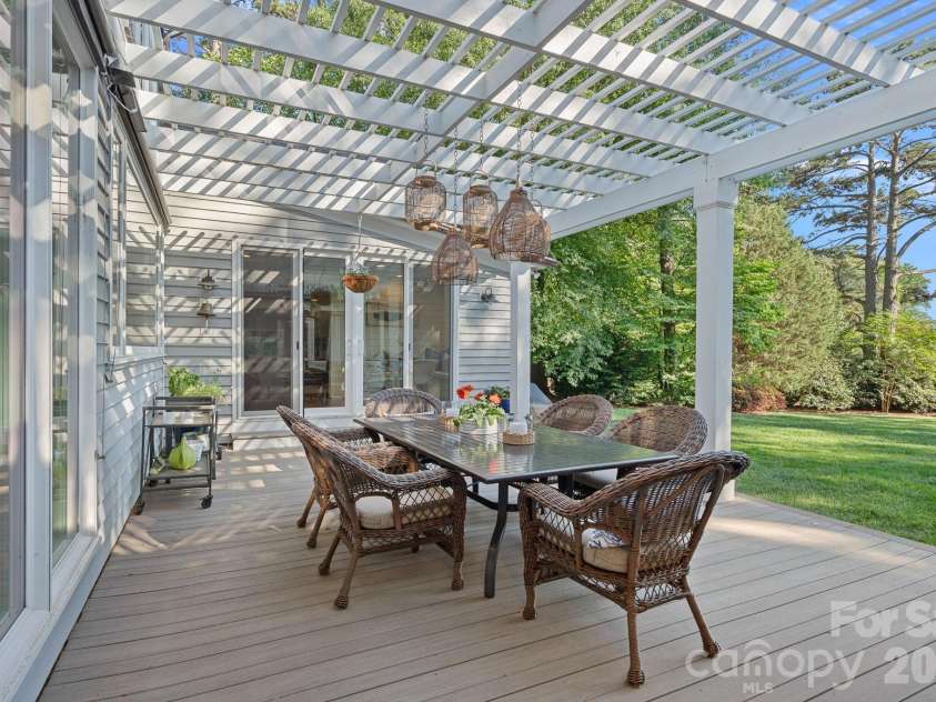 107 Beachview Drive, Mooresville, NC 28117.  MLS# CAR4377535, YatesRealty ID 22019. Easy outdoor dining access