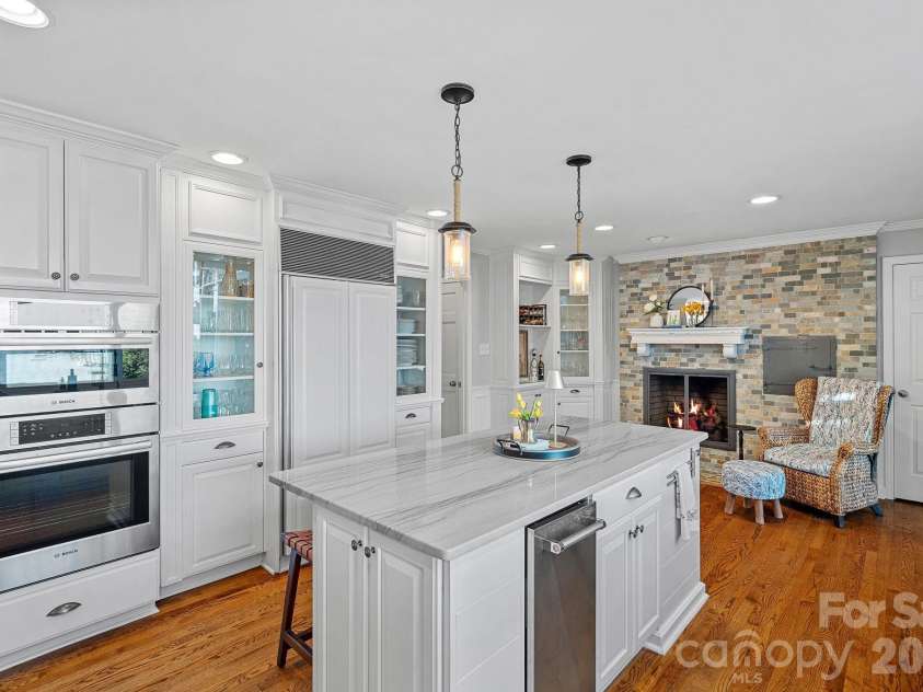 107 Beachview Drive, Mooresville, NC 28117.  MLS# CAR4377535, YatesRealty ID 22019. From high end appliances to a built in pizza oven