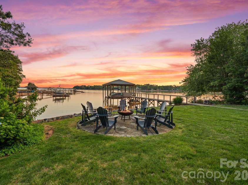 107 Beachview Drive, Mooresville, NC 28117.  MLS# CAR4377535, YatesRealty ID 22019. Nearly 200 feet of private shoreline