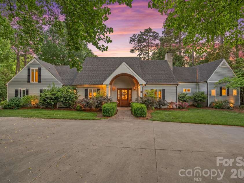107 Beachview Drive, Mooresville, NC 28117.  MLS# CAR4377535, YatesRealty ID 22019. Welcome home to 107 Beachview Drive