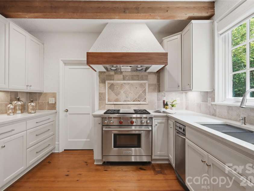 2418 La Maison Drive, Charlotte, NC 28226.  MLS# CAR4356695, YatesRealty ID 22020. 