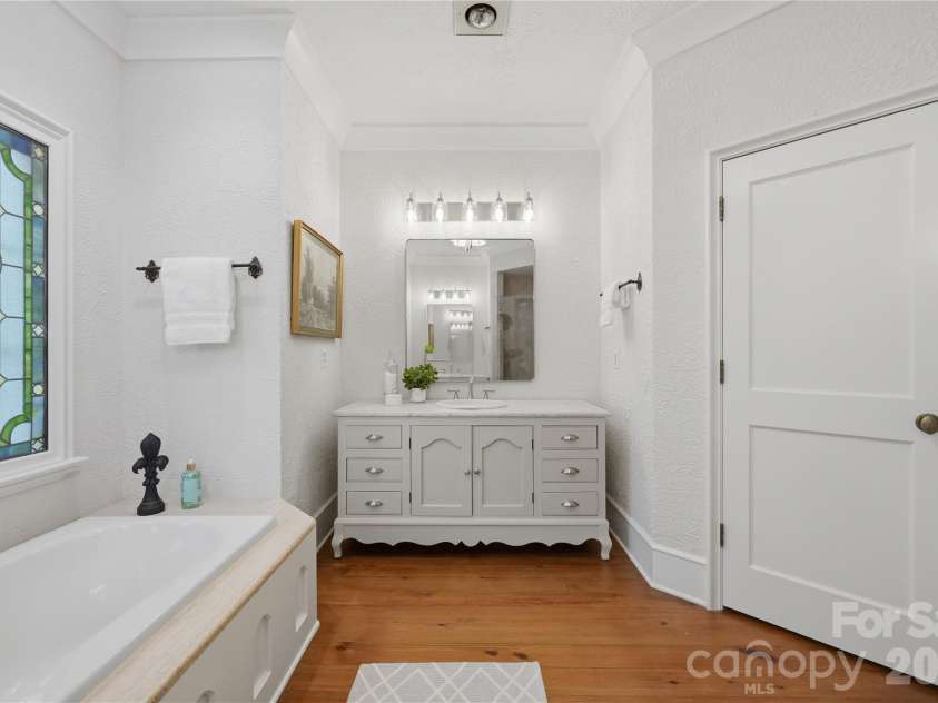 2418 La Maison Drive, Charlotte, NC 28226.  MLS# CAR4356695, YatesRealty ID 22020. 
