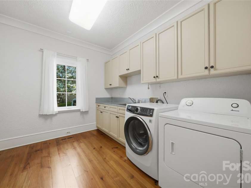 2418 La Maison Drive, Charlotte, NC 28226.  MLS# CAR4356695, YatesRealty ID 22020. 