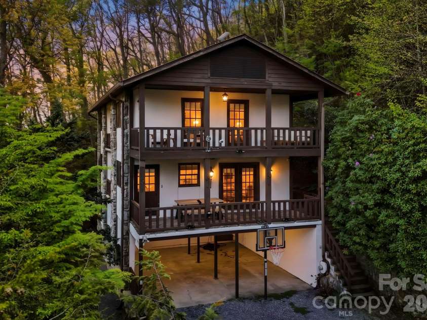 821 Summit Drive, Maggie Valley, NC 28751.  MLS# CAR4371108, YatesRealty ID 22022. 