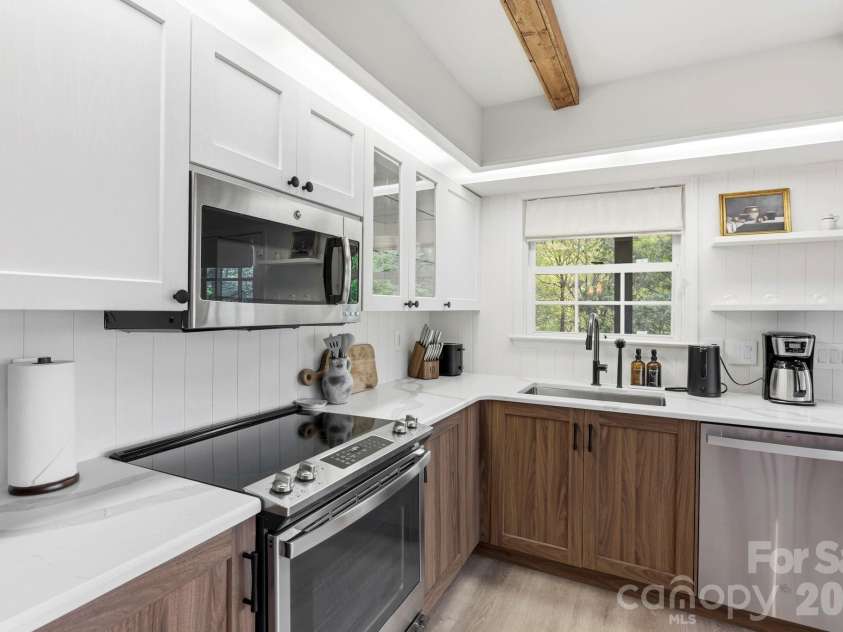 821 Summit Drive, Maggie Valley, NC 28751.  MLS# CAR4371108, YatesRealty ID 22022. 