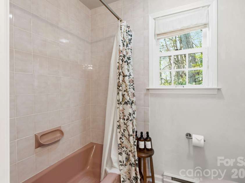 821 Summit Drive, Maggie Valley, NC 28751.  MLS# CAR4371108, YatesRealty ID 22022. 