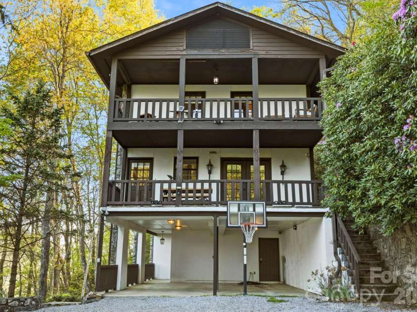 821 Summit Drive, Maggie Valley, NC 28751.  MLS# CAR4371108, YatesRealty ID 22022. 