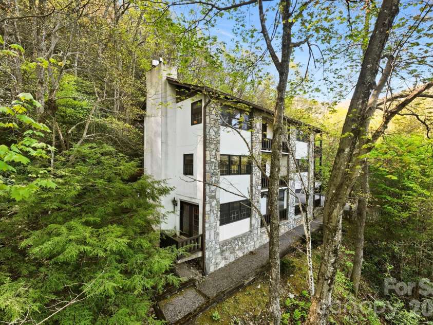 821 Summit Drive, Maggie Valley, NC 28751.  MLS# CAR4371108, YatesRealty ID 22022. 