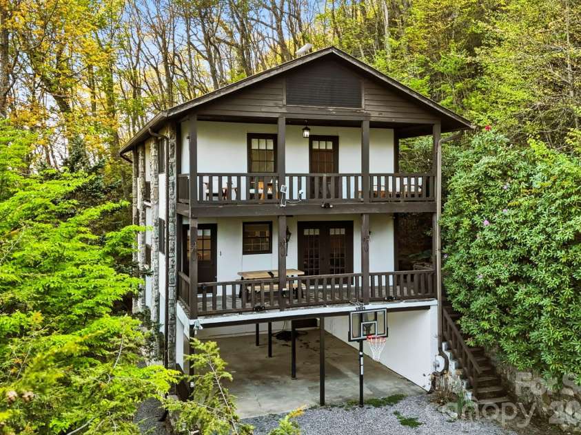 821 Summit Drive, Maggie Valley, NC 28751.  MLS# CAR4371108, YatesRealty ID 22022. 