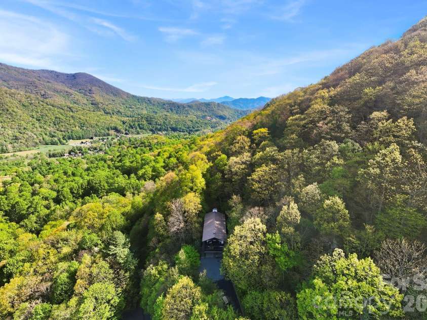 821 Summit Drive, Maggie Valley, NC 28751.  MLS# CAR4371108, YatesRealty ID 22022. 