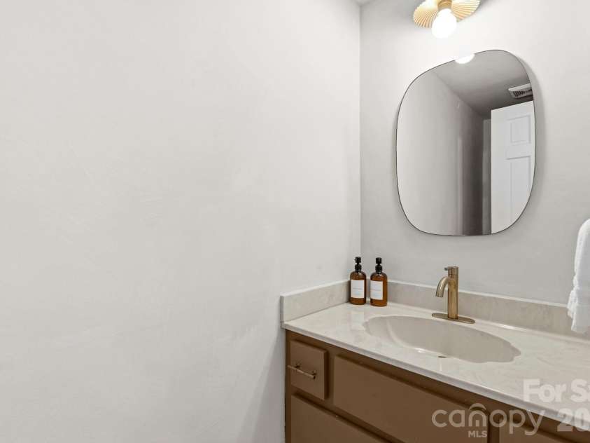 821 Summit Drive, Maggie Valley, NC 28751.  MLS# CAR4371108, YatesRealty ID 22022. Half bath