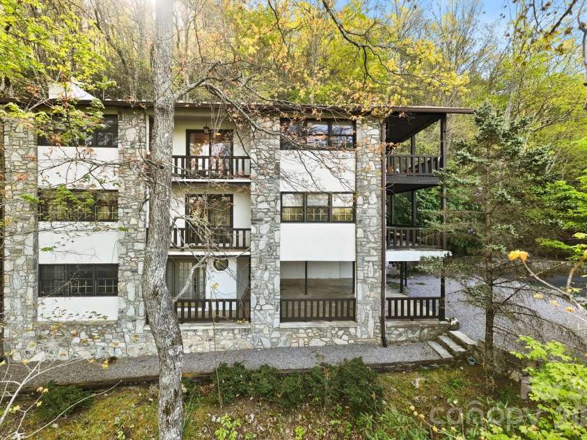 821 Summit Drive, Maggie Valley, NC 28751.  MLS# CAR4371108, YatesRealty ID 22022. Side balconies