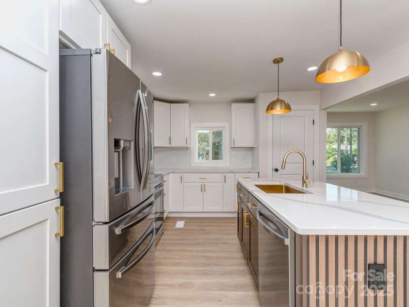 2717 Springway Drive, Charlotte, NC 28205.  MLS# CAR4247126, YatesRealty ID 22023. Kitchen