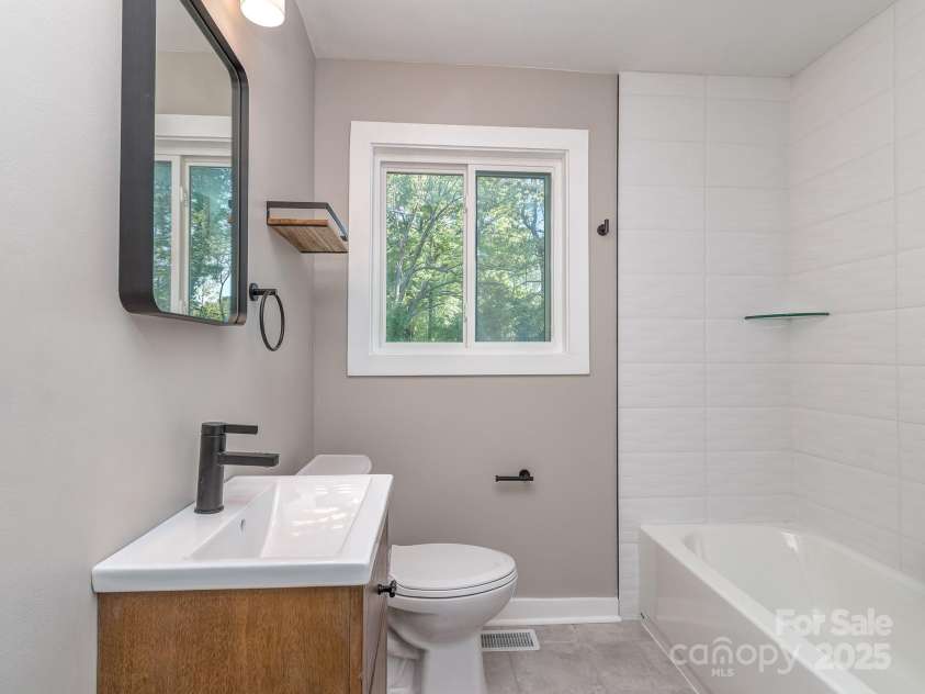 2717 Springway Drive, Charlotte, NC 28205.  MLS# CAR4247126, YatesRealty ID 22023. Secondary full bathroom