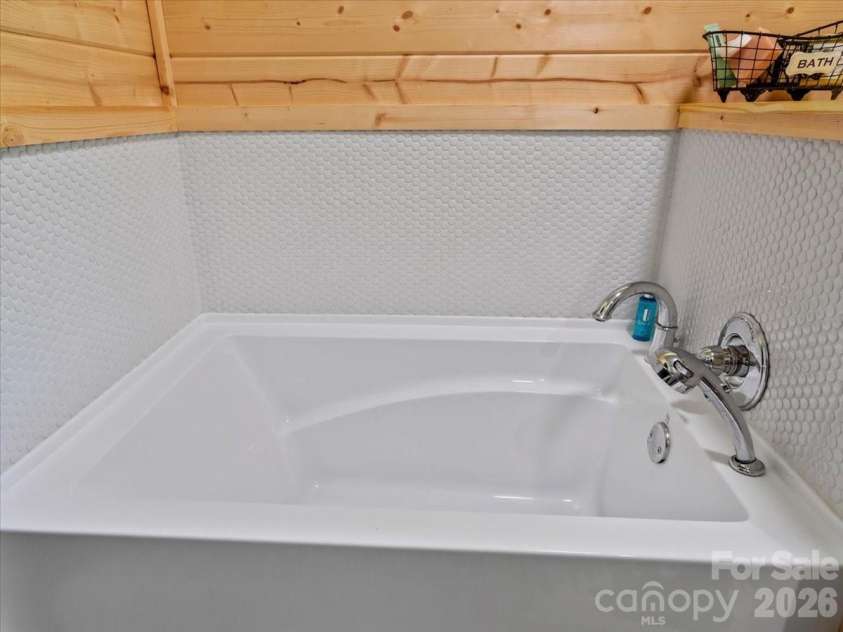 183 Mayfly Court, Spruce Pine, NC 28777.  MLS# CAR4377754, YatesRealty ID 22025. 