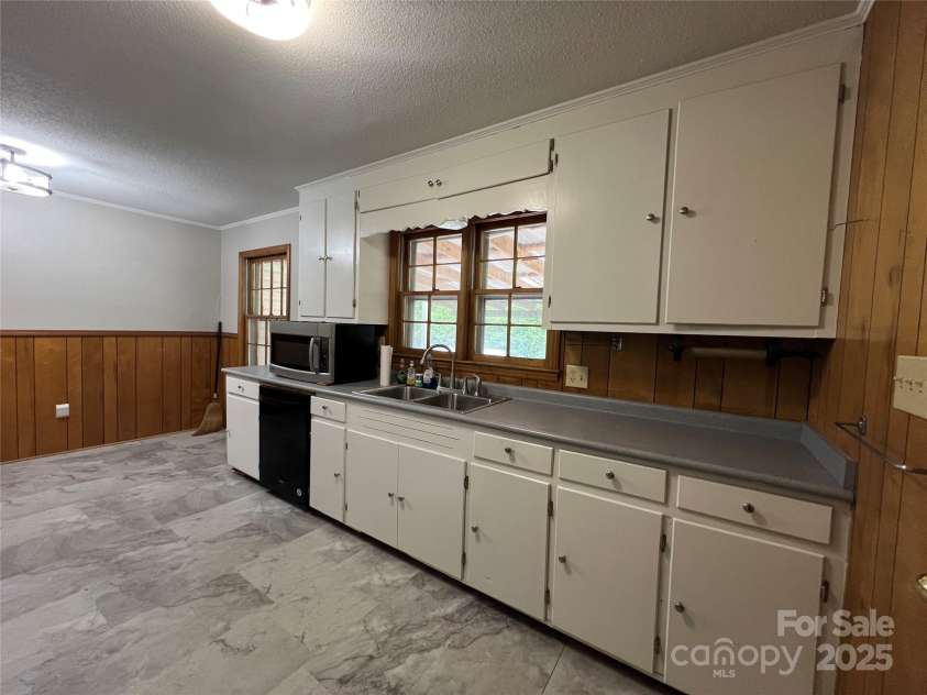 179 Sunnyside Street, Forest City, NC 28043.  MLS# CAR4238466, YatesRealty ID 22026. Kitchen