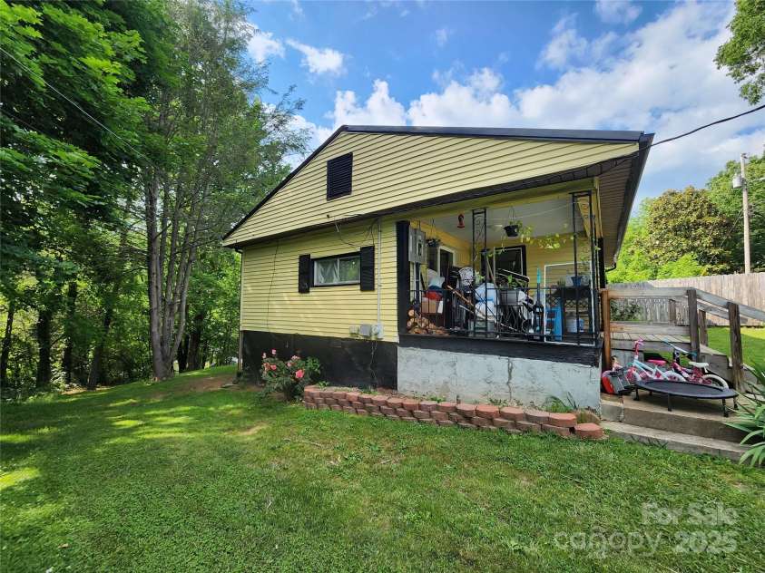 165 Ray Street, Waynesville, NC 28786.  MLS# CAR4267067, YatesRealty ID 22027. 
