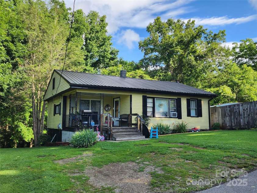 165 Ray Street, Waynesville, NC 28786.  MLS# CAR4267067, YatesRealty ID 22027. 