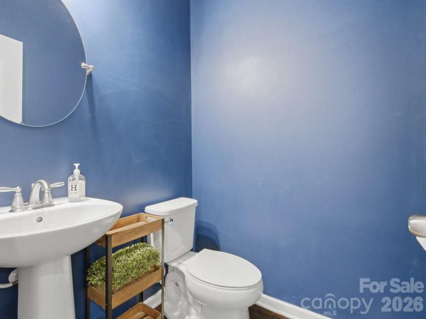 9812 Ainslie Downs Street, Charlotte, NC 28273.  MLS# CAR4375661, YatesRealty ID 22029. Half Bath on main floor