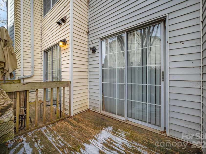 6303 Windsor Gate Lane, Charlotte, NC 28215.  MLS# CAR4214634, YatesRealty ID 2203. 