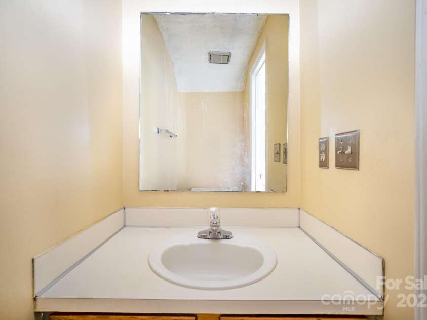 6303 Windsor Gate Lane, Charlotte, NC 28215.  MLS# CAR4214634, YatesRealty ID 2203. Powder room