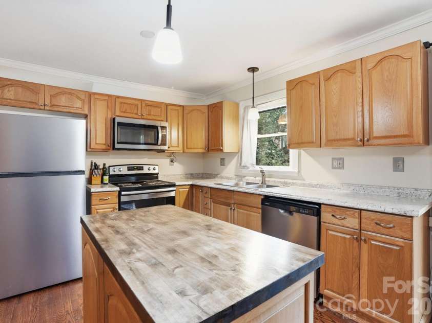105 College Heights Boulevard, Clemson, SC 29631.  MLS# CAR4381552, YatesRealty ID 22031. 