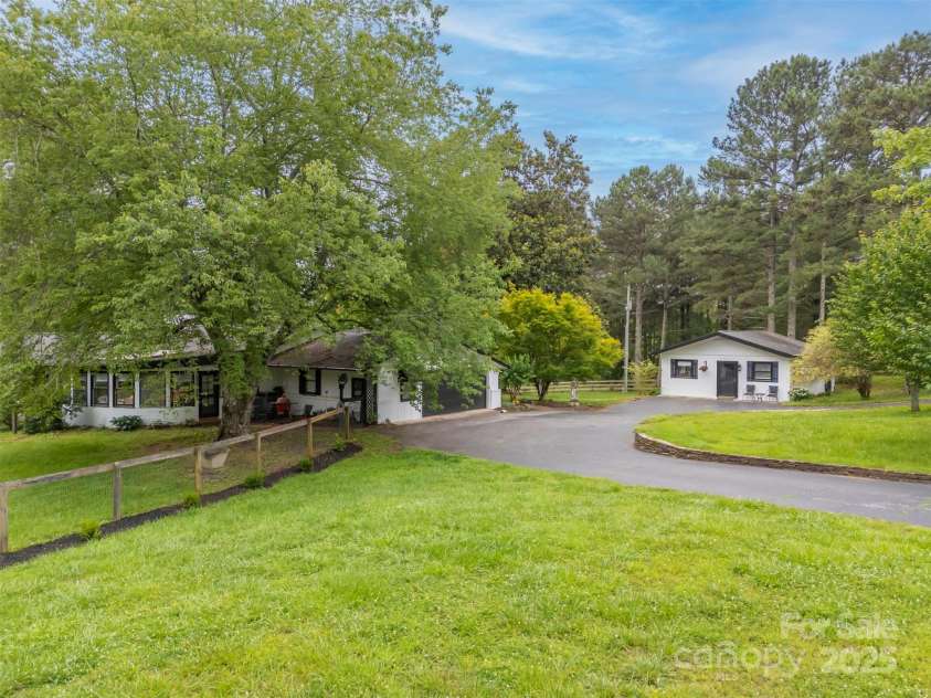 64 Persimmon Hill Drive, Columbus, NC 28722.  MLS# CAR4257157, YatesRealty ID 22038. Entry way