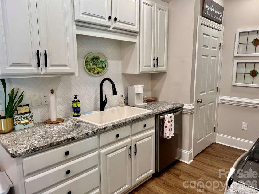90 Huie Street, Concord, NC 28027.  MLS# CAR4379704, YatesRealty ID 22038. Kitchen with stainless and granite