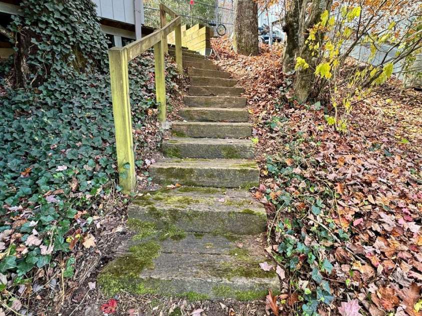 145 Townhouse Drive, Burnsville, NC 28714.  MLS# CAR4242212, YatesRealty ID 2204. 