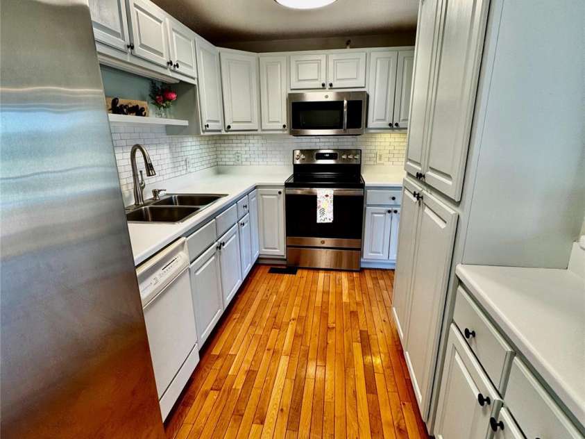 145 Townhouse Drive, Burnsville, NC 28714.  MLS# CAR4242212, YatesRealty ID 2204. Cozy kitchen