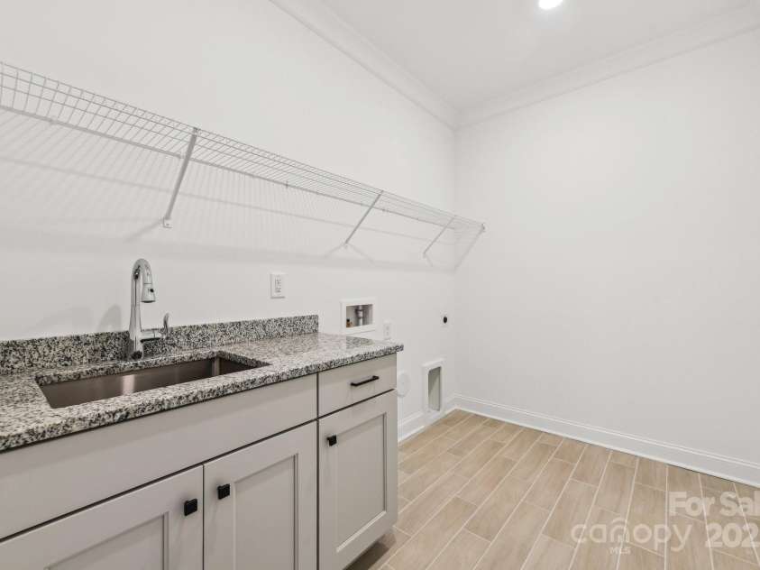 148 Windy Dell Drive, Tega Cay, SC 29708.  MLS# CAR4204504, YatesRealty ID 2204. Main Floor Laundry