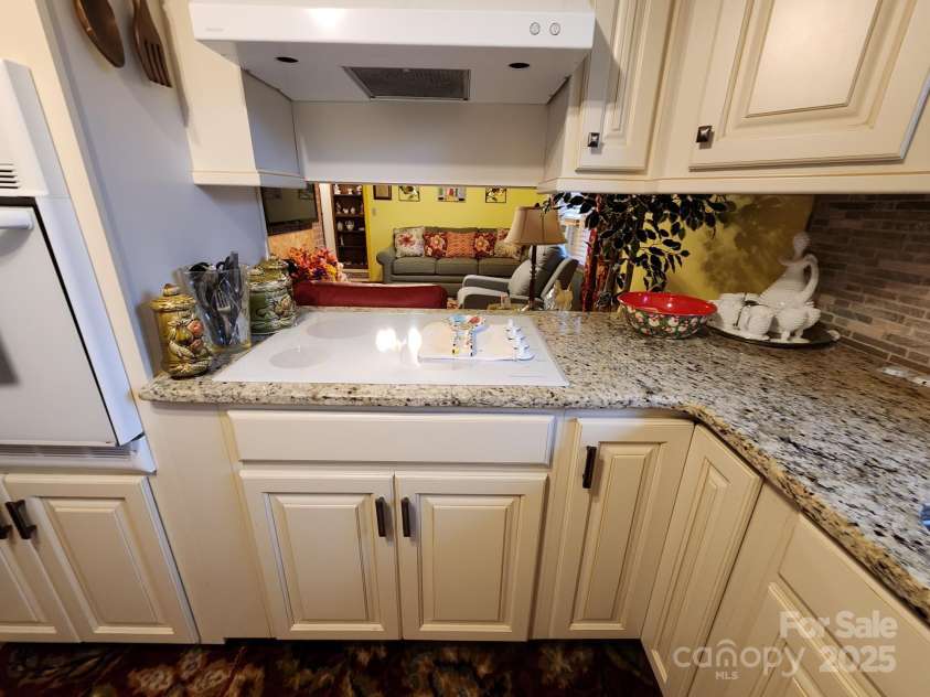 406 Caldwell Avenue, Newton, NC 28658.  MLS# CAR4248372, YatesRealty ID 2204. 