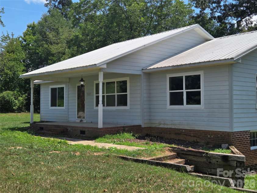 1127 Mountain Street, Blacksburg, SC 29702.  MLS# CAR4381881, YatesRealty ID 22045. 