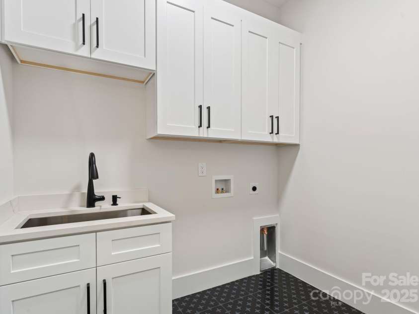 1622 Burtonwood Circle, Charlotte, NC 28212.  MLS# CAR4272424, YatesRealty ID 22045. 