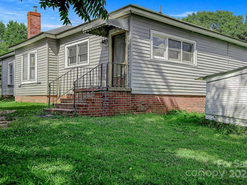 2417 Statesville Boulevard, Salisbury, NC 28147.  MLS# CAR4272731, YatesRealty ID 22046. 