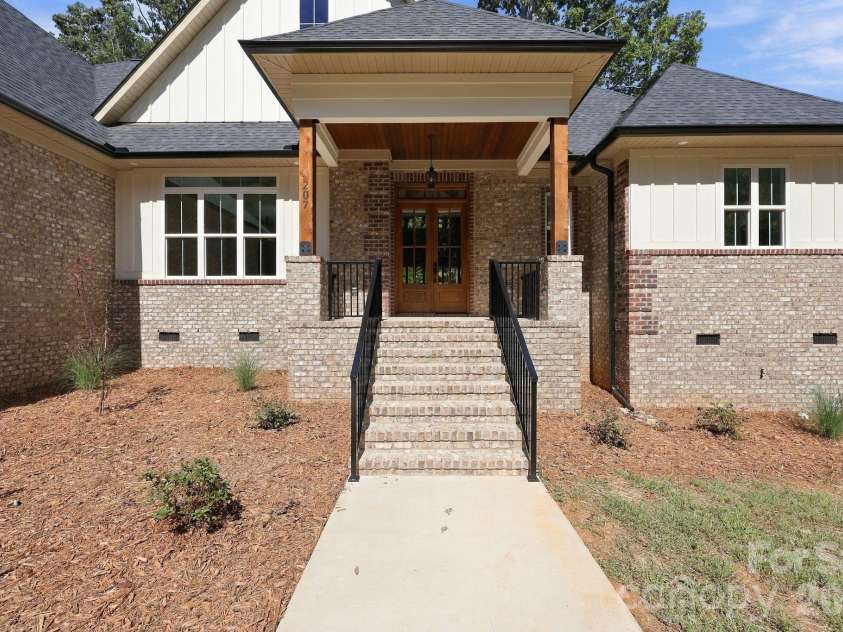 207 Kingsbridge Road, Salisbury, NC 28144.  MLS# CAR4382126, YatesRealty ID 22047. 