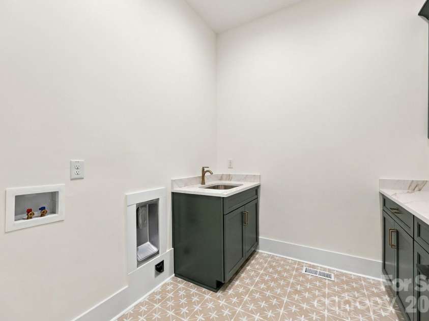 207 Kingsbridge Road, Salisbury, NC 28144.  MLS# CAR4382126, YatesRealty ID 22047. 
