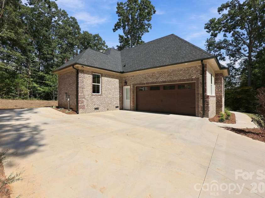 207 Kingsbridge Road, Salisbury, NC 28144.  MLS# CAR4382126, YatesRealty ID 22047. 