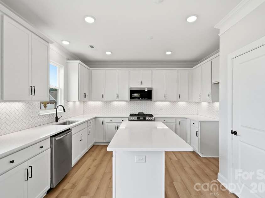 120 Swing Lane, Troutman, NC 28166.  MLS# CAR4382366, YatesRealty ID 22049. Kitchen