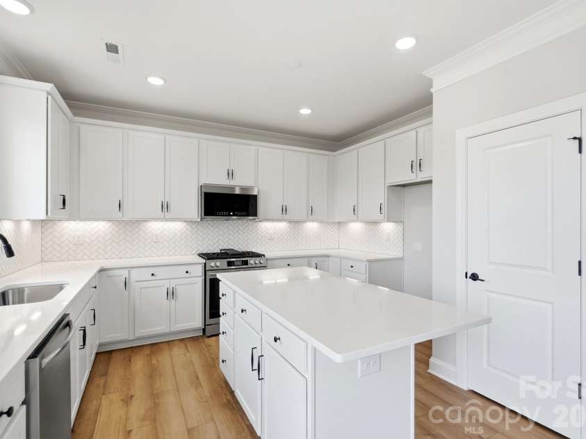 120 Swing Lane, Troutman, NC 28166.  MLS# CAR4382366, YatesRealty ID 22049. Kitchen