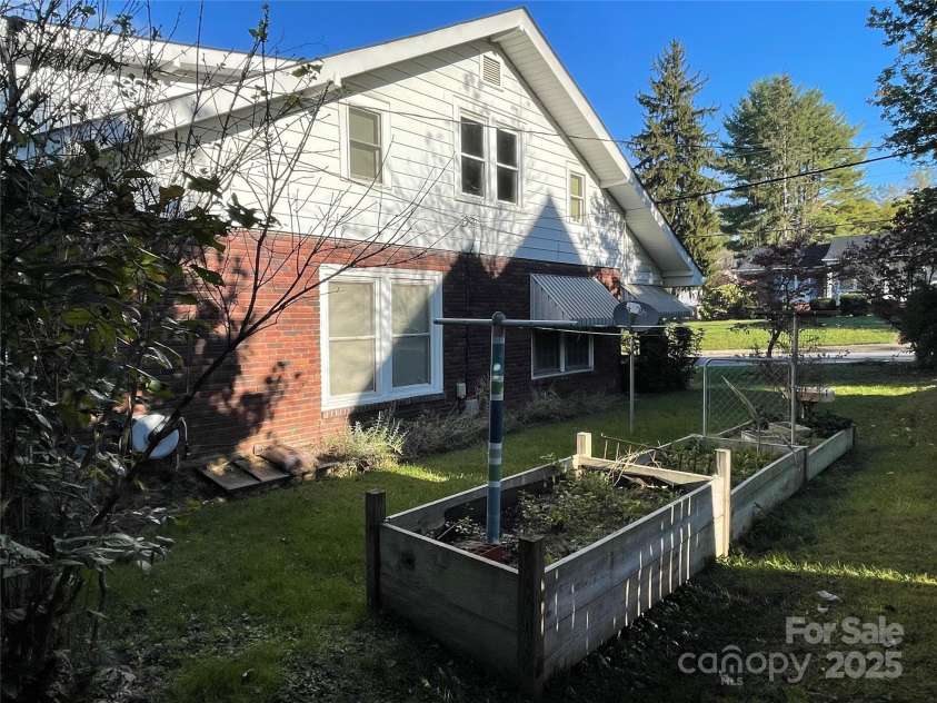 318 Academy Street, Canton, NC 28716.  MLS# CAR4263359, YatesRealty ID 2205. 