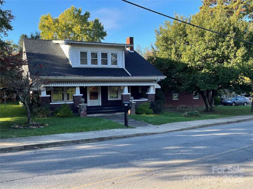 318 Academy Street, Canton, NC 28716.  MLS# CAR4263359, YatesRealty ID 2205. Classic craftsman built 1926.