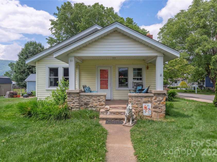 10 Poplar Street, Waynesville, NC 28786.  MLS# CAR4266866, YatesRealty ID 22051. 