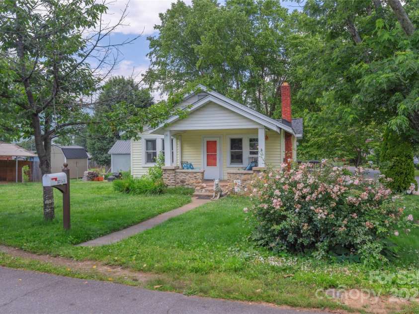 10 Poplar Street, Waynesville, NC 28786.  MLS# CAR4266866, YatesRealty ID 22051. Front of house from Poplar Street