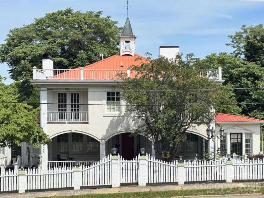 1010 College Avenue, Lenoir, NC 28645.  MLS# CAR4274610, YatesRealty ID 22052. 