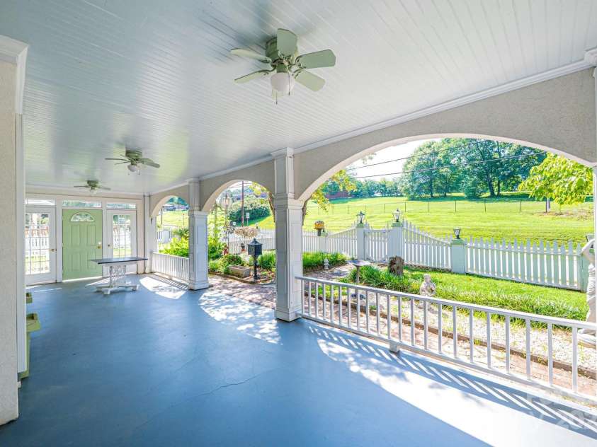 1010 College Avenue, Lenoir, NC 28645.  MLS# CAR4274610, YatesRealty ID 22052. 