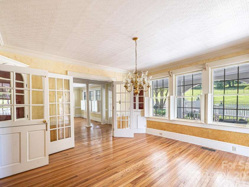 1010 College Avenue, Lenoir, NC 28645.  MLS# CAR4274610, YatesRealty ID 22052. 