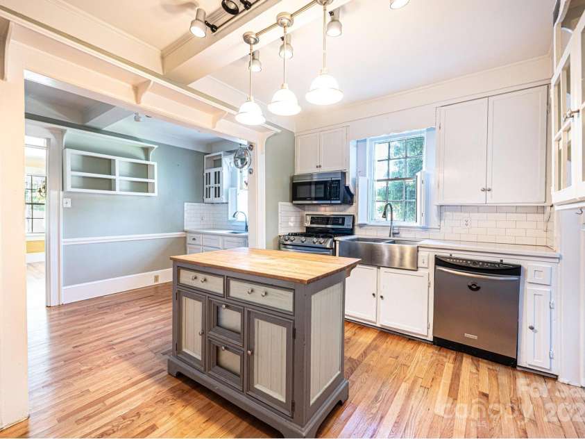 1010 College Avenue, Lenoir, NC 28645.  MLS# CAR4274610, YatesRealty ID 22052. 