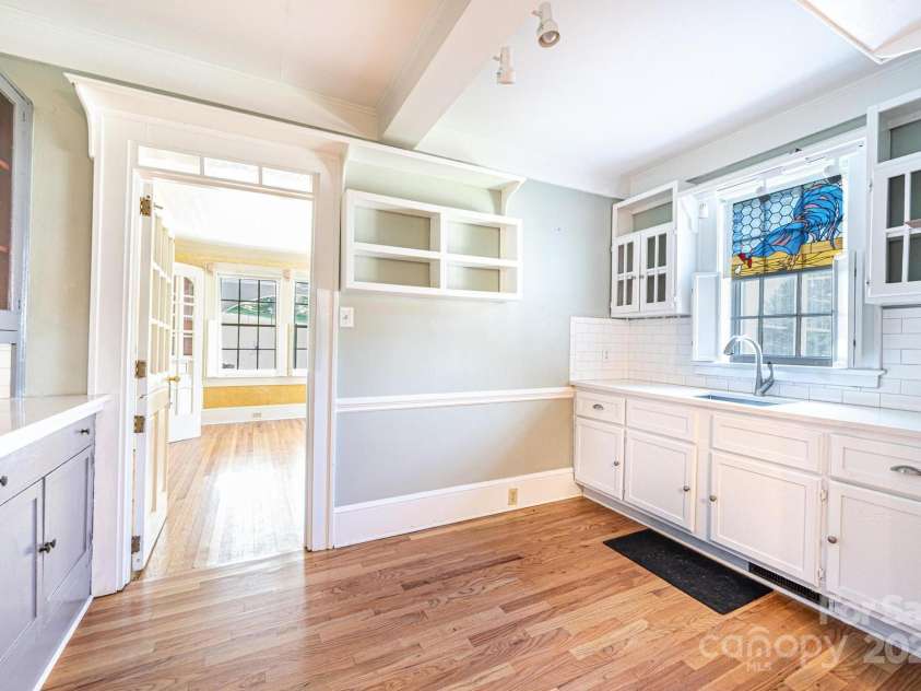 1010 College Avenue, Lenoir, NC 28645.  MLS# CAR4274610, YatesRealty ID 22052. 