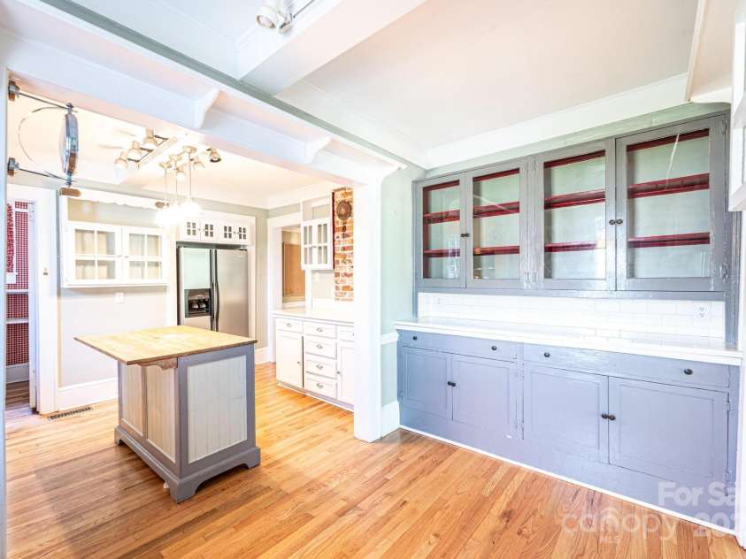 1010 College Avenue, Lenoir, NC 28645.  MLS# CAR4274610, YatesRealty ID 22052. 